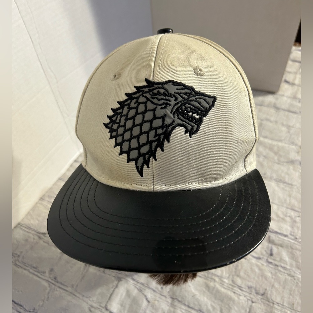 GAME OF THRONES SNAPBACK DIREWOLF EMBLEM STARK LOGO HBO TM (2015) CAP ONE SIZE